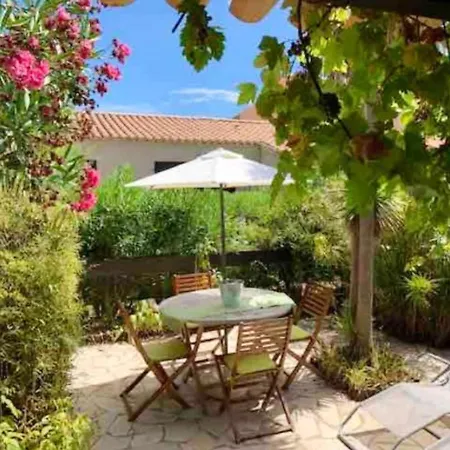 Дом отдыха Maison D'une Avec Piscine Partagee Et Jardin Clos A Агд