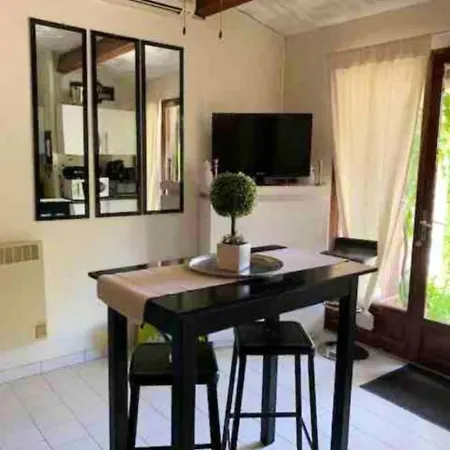 Maison D'une Avec Piscine Partagee Et Jardin Clos A * Агд